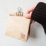 A stamp by illustrator Mariko Fukuoka.
A dog holding a pochette is taking a stroll. It also looks cute when you add speech bubbles.