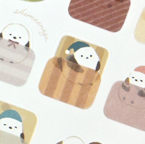 Relaxing Animals Night A series depicting each night of the animals that live leisurely.


This sticker contains two patterns: a cute Shimaenaga seal and a futon sticker.
The futon sticker is made of material that can be attached and peeled off, so you can enjoy layering it on the Shimaenaga
It is recommended for decorating notebooks.

2 Sheets included
Length 165× width 90mm
Sticker with Shimaenaga: Japanese paper masking sticker
&nbsp;Sticker with futon: High-quality paper sticker&nbsp;