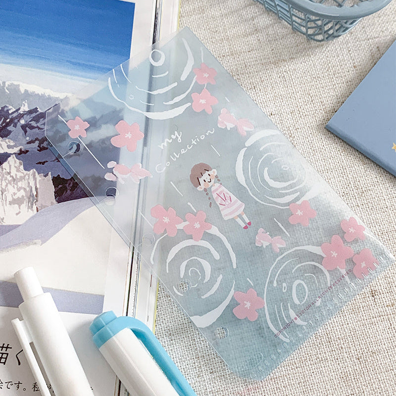 Molinta - Cherry Blossom Rain M5 Loose Leaf Storage Folder

Store all your little vinyl stickers, sticker flakes, memo sheets, and scraps used for journaling in this folder and retrieve it whenever you need conveniently in your binder!

Specifications: 67mmx110mm
Material: Cast PP