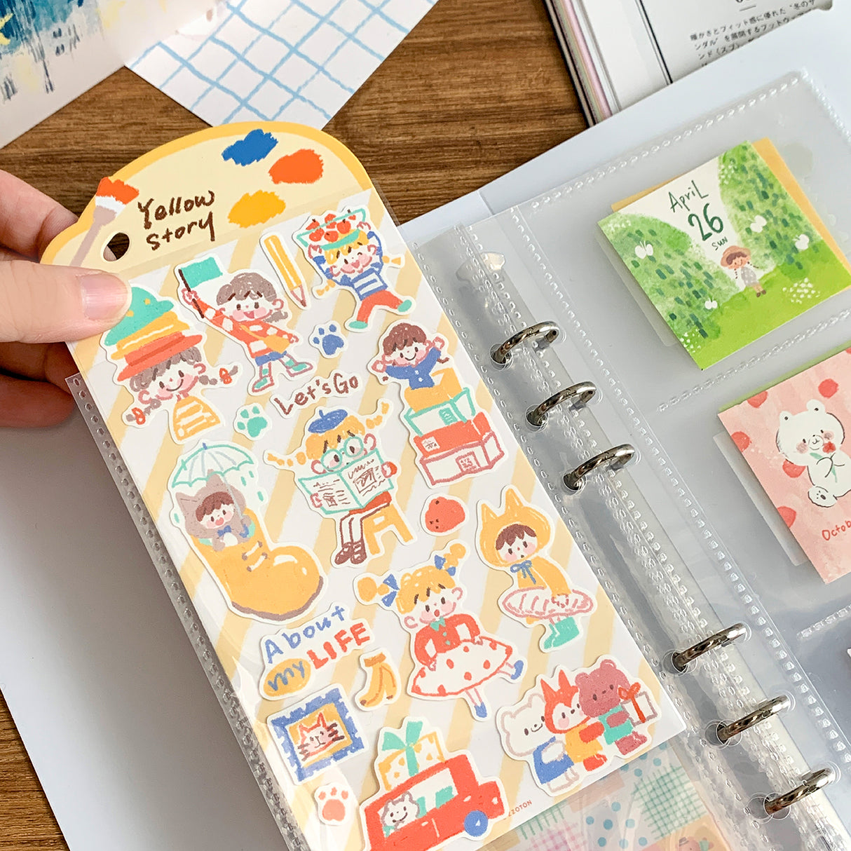 Molinta - Daisy Organizing Binder

Designed in a compact six‑ring format, this binder is perfect for organizing ephemera, sticker sheets, journaling inserts, and creative plans. Lightweight and easy to carry, this binder slips effortlessly into bags, totes, or your desk setup.

Specifications: 140mm x 230mm

6 ring binder
Includes elastic closure

Inserts not included