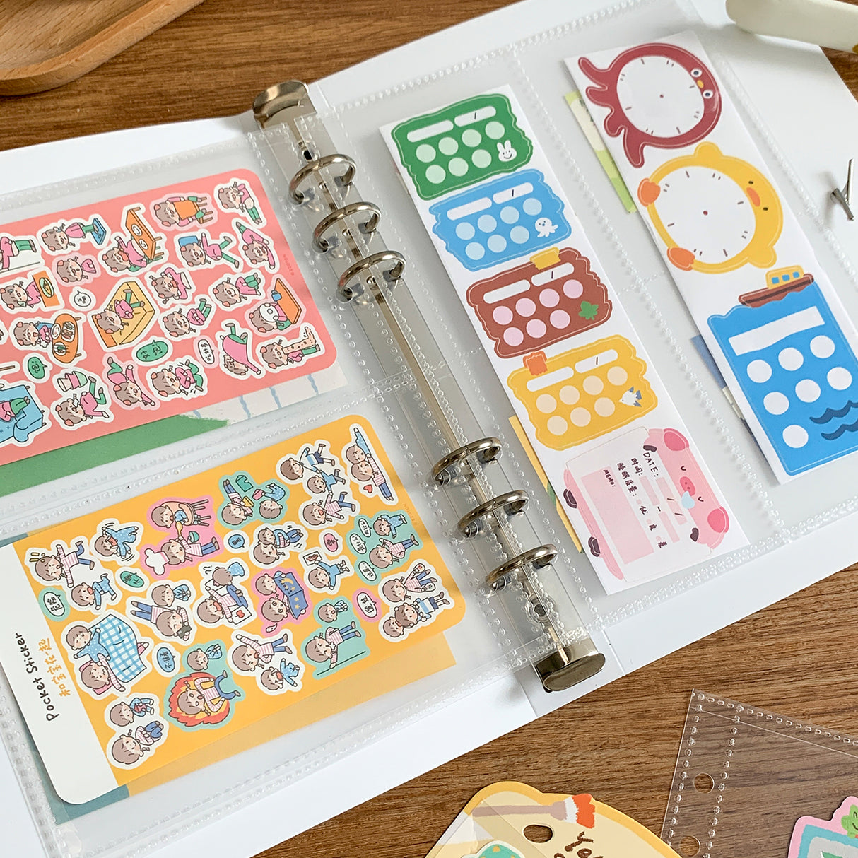Molinta - Daisy Organizing Binder

Designed in a compact six‑ring format, this binder is perfect for organizing ephemera, sticker sheets, journaling inserts, and creative plans. Lightweight and easy to carry, this binder slips effortlessly into bags, totes, or your desk setup.

Specifications: 140mm x 230mm

6 ring binder
Includes elastic closure

Inserts not included