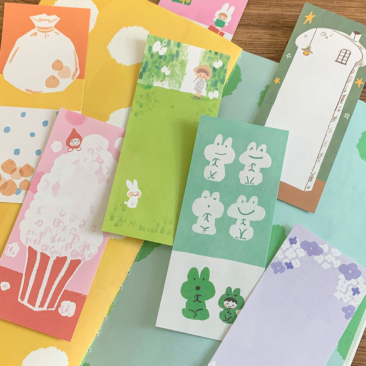Molinta - Long Sticky Notes B

Take notes or decorate your planner with this cute sticky note set! This set includes 6 different patterns!

48mm x 105mm
120g white kraft paper
48 sheets - 6 different patterns within the sticky note pad