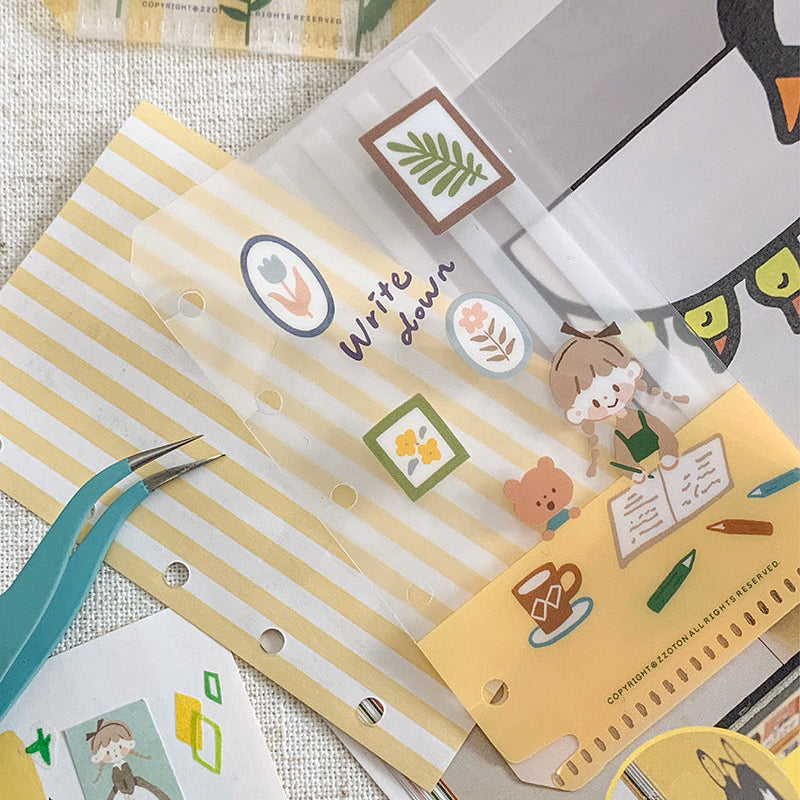Molinta - Makes a Notebook M5 Loose Leaf Storage Folder

Store all your little vinyl stickers, sticker flakes, memo sheets, and scraps used for journaling in this folder and retrieve it whenever you need conveniently in your binder!

Specifications: 67mmx110mm
Material: Cast PP