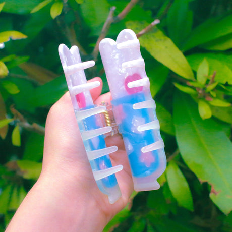 'Soda Float' Hair Claw featuring a blue soda float with rabbit shaped ice cream on top.

Made of acetate, 4 inches by 2 inches.

Hair claws come packaged in a plastic sleeve.