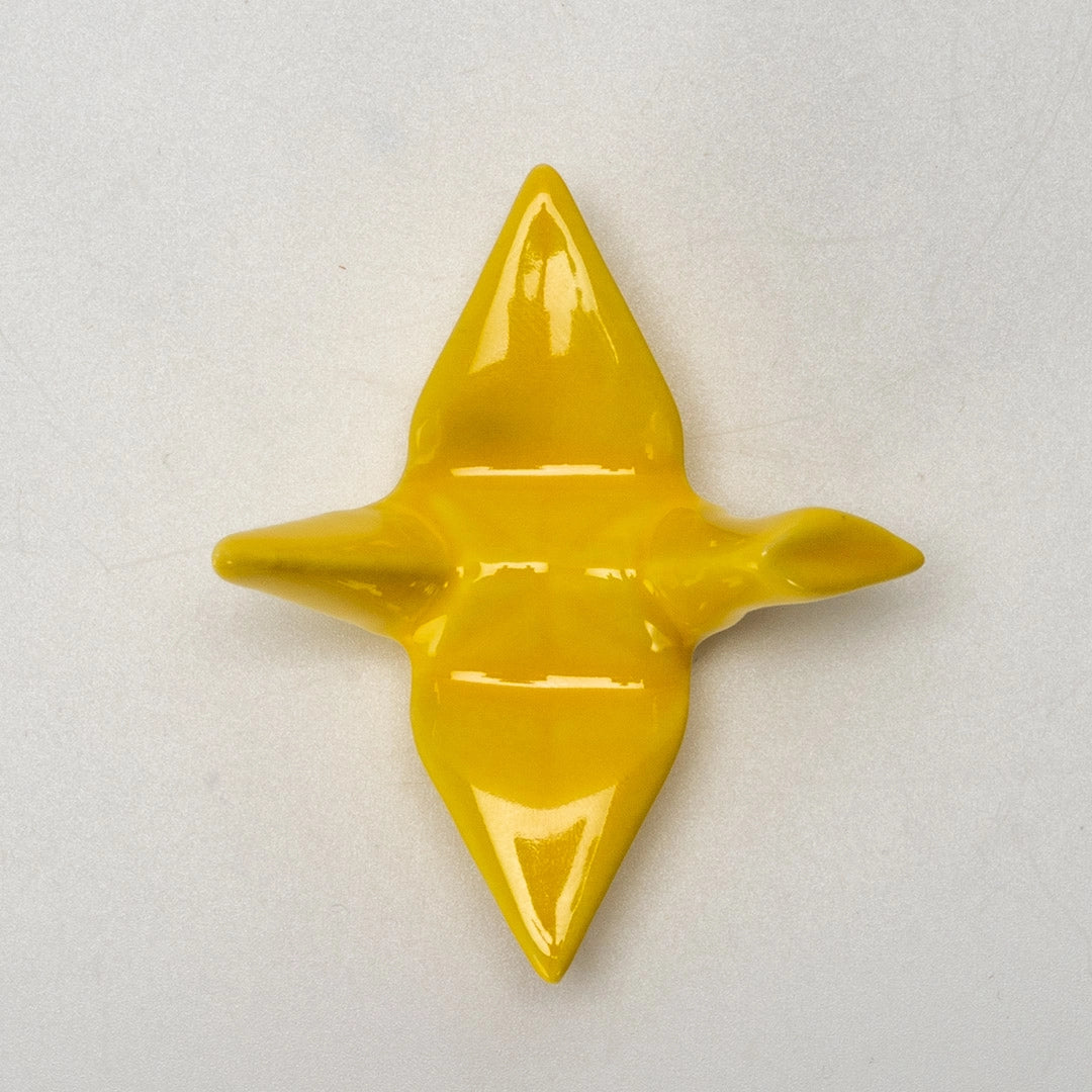 These cute ceramic rests are a perfect stationery addition to your desk! Use them for pens, paint brushes, or take them to your kitchen as a chopstick rest!