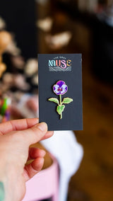 Pin de esmalte con forma de flor de pensamiento