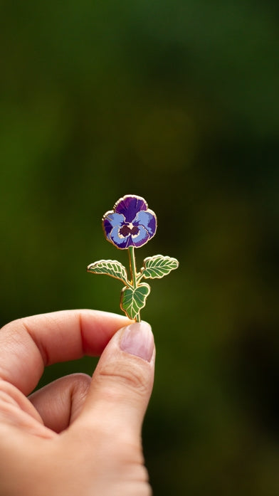Pin de esmalte con forma de flor de pensamiento