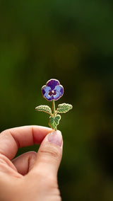 Pin de esmalte con forma de flor de pensamiento