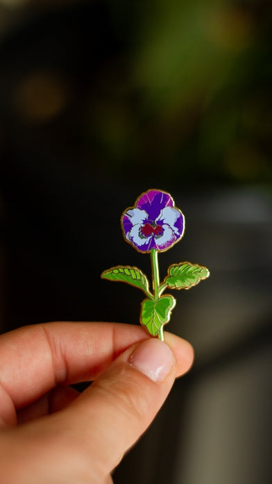 Pin de esmalte con forma de flor de pensamiento