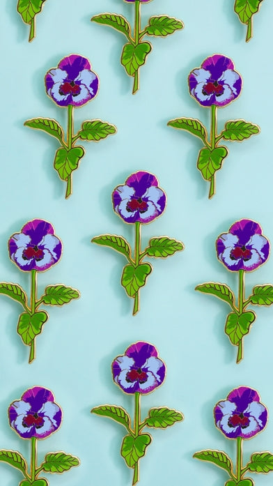 Pin de esmalte con forma de flor de pensamiento