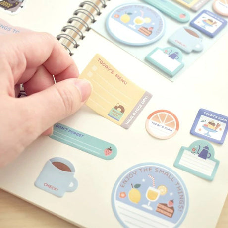 These flake sticky notes are designed by illustrator eric.
They feature a weak adhesive and are die-cut so you can write on them with water-based pens, oil-based pens, or pencils.
Perfect for quick notes or adding decoration to your planner.

7 designs x 20 each (Total 140pcs)
Weak-adhesive
Includes 1 pack