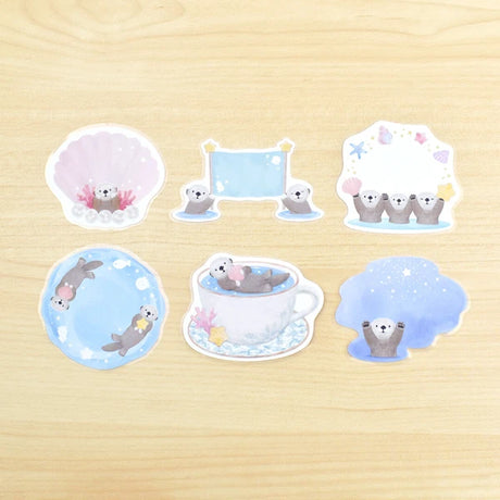 These flake sticky notes are designed by illustrator MILINA
They feature a weak adhesive, full-surface adhesive, and are die-cut so you can write on them with water-based pens, oil-based pens, or pencils.
Perfect for quick notes or adding decoration to your planner.

6 designs x 5 each (Total 30pcs)
Weak-adhesive
Includes 1 pack
