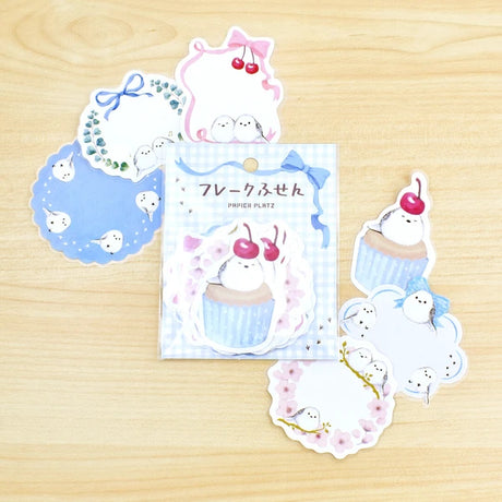 These flake sticky notes are designed by illustrator MILINA
They feature a weak adhesive, full-surface adhesive, and are die-cut so you can write on them with water-based pens, oil-based pens, or pencils.
Perfect for quick notes or adding decoration to your planner.

6 designs x 5 each (Total 30pcs)
Weak-adhesive
Includes 1 pack