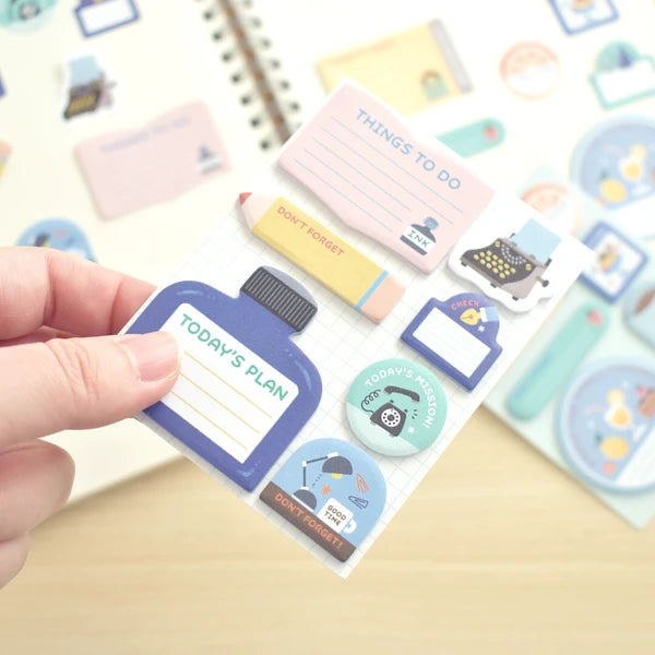 These flake sticky notes are designed by illustrator eric.
They feature a weak adhesive, full-surface adhesive, and are die-cut so you can write on them with water-based pens, oil-based pens, or pencils.
Perfect for quick notes or adding decoration to your planner.

7 designs x 20 each (Total 140pcs)
Weak-adhesive
Includes 1 pack