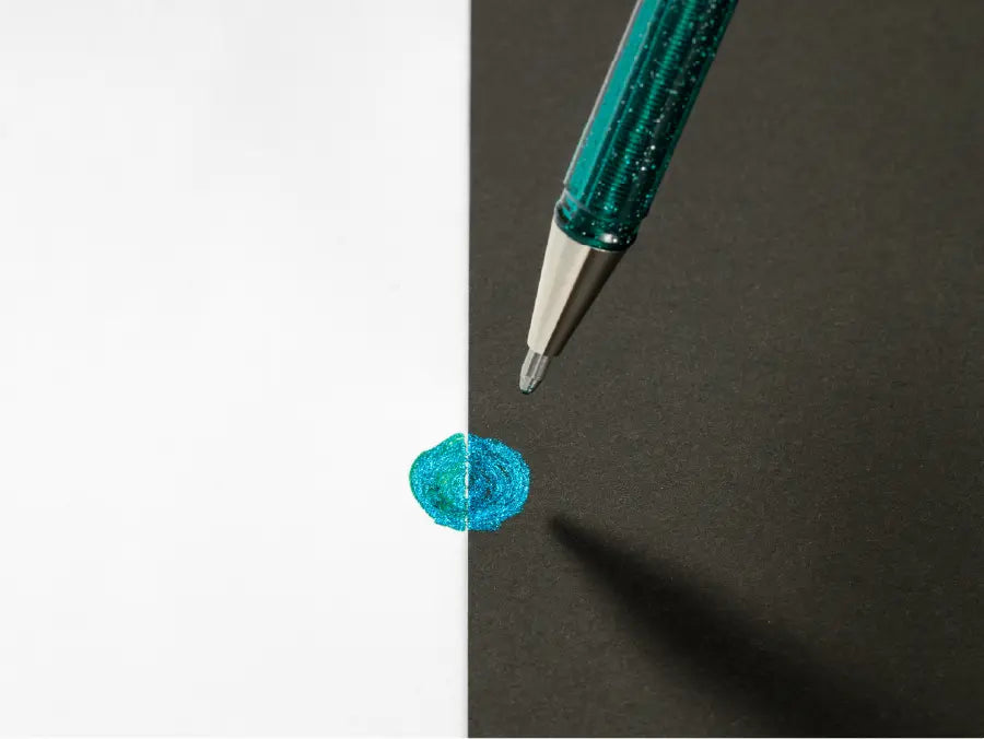 The Dual Metallic is a playful ballpoint pen with two sparkles in one line.
Because the ink and glitter colors are different, they produce colors that can be seen depending on the angle of light and the color of the background.
White paper has a delicate shimmer, and black paper has a deep, fantastic brilliance. With just one pen, you can create a variety of expressions that attract the viewer's heart.

It is finished in a set case made of paper material with a glittering hologram finish. Inside the case, t