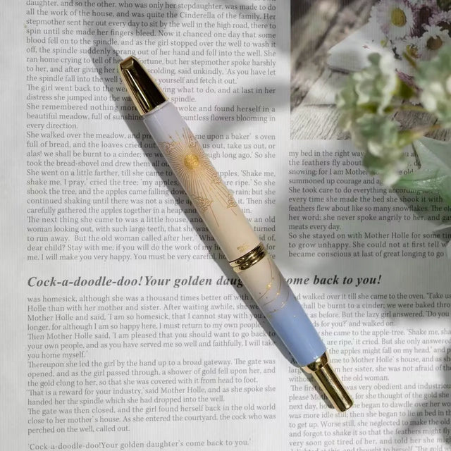 To commemorate 36 years of Kin Chi, this exclusive Pilot Capless “Starry Dawn” captures the quiet magic of the moment when night begins to surrender to morning.

Its softly layered colors move from pale blue through warm golden yellow and into a vivid morning blue, echoing the changing sky just before sunrise. Against the clouds, a radiant golden sun emerges while a scattering of stars still lingers above—an in-between moment where night and day meet.