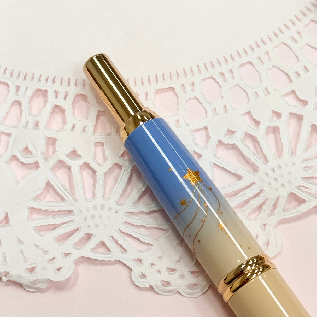 To commemorate 36 years of Kin Chi, this exclusive Pilot Capless “Starry Dawn” captures the quiet magic of the moment when night begins to surrender to morning.

Its softly layered colors move from pale blue through warm golden yellow and into a vivid morning blue, echoing the changing sky just before sunrise. Against the clouds, a radiant golden sun emerges while a scattering of stars still lingers above, an in-between moment where night and day meet.