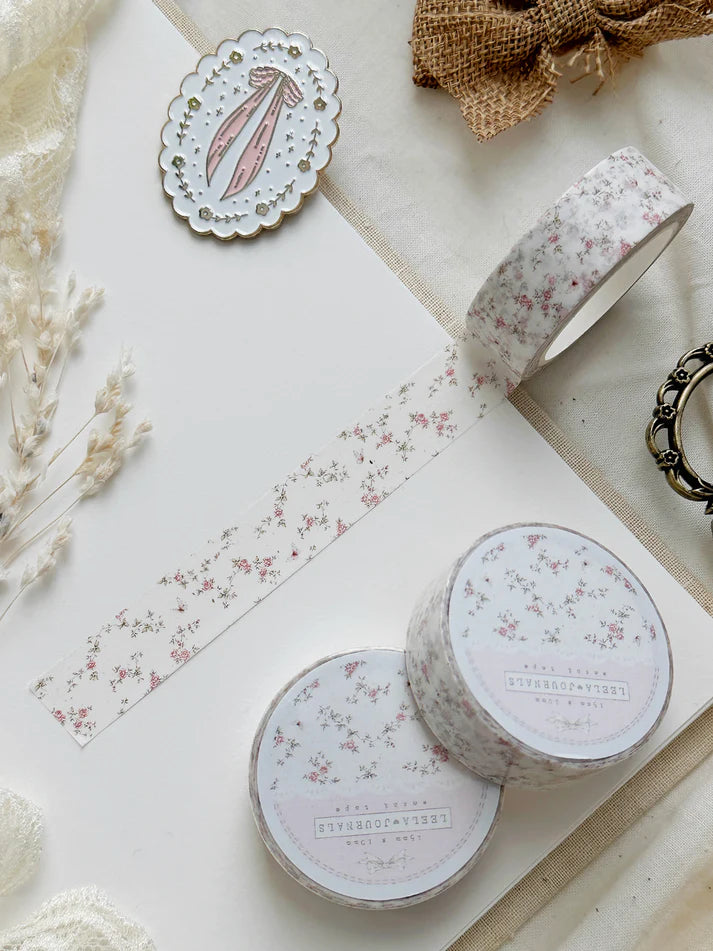 ♡ x1 washi tape&nbsp;

♡ 10m long

♡ 15mm width

Illustrated &amp; designed by Aarti from @leelajournals. Colors may vary from screen to screen and real life to photo.&nbsp;