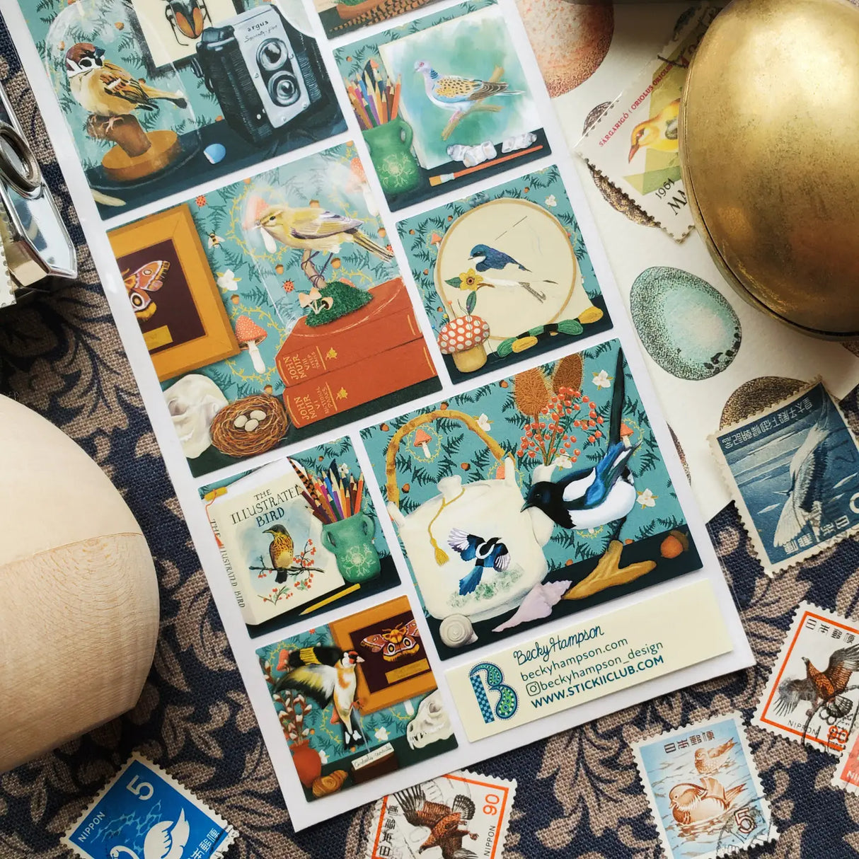 🪶🐦 Perched among the shelves of @beckyhampson_design’s collection is a delightful display of avian treasures, like a perfectly curated mini museum! From vintage books, paintings, and even a whimsical bird-adorned teapot, discover charming details at every turn with this sheet that’s sure to delight collectors and nature lovers alike.