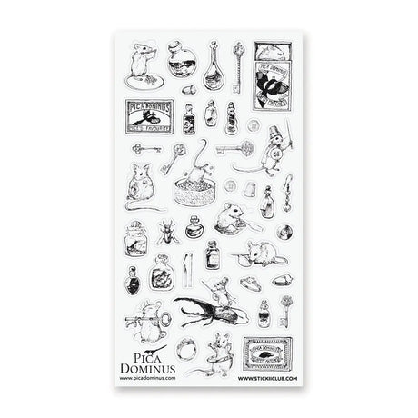 🐭🗝️ For this curious little mouse by @picadominus, collecting is pure magic, tiny treasures are simply too special to pass up! From buttons to little keys, each piece is cherished, no matter how small. Whether sailing in a seashell boat or curling up in a matchbox to dream, this delightful sheet is sure to find a special place in your own collection.