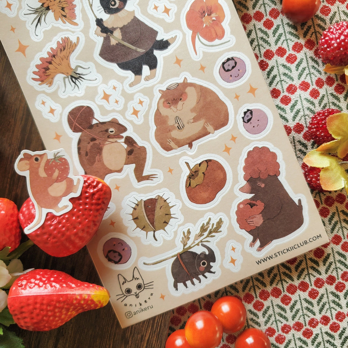 🐹🍎 In @anikeru’s whimsical corner of the woods, autumn’s bounty is gathered by the sweetest of friends. A dapper black cat carries fresh berries, mice and hamsters tuck into plump fruits and seeds, and a toad carries treasures on its back. It’s a season painted in warmth, where every creature has a story to share.