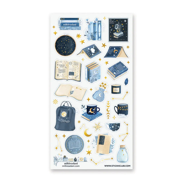 📚🌙 Cozy nights just got a little more magical with this dreamy bookish sheet by @milkteadani. From moonlit mugs and star-speckled journals to spellbound stacks and constellation charms, every detail feels like a late-night reading ritual under twinkling skies. Perfect for anyone who believes the best adventures happen between the pages (preferably with tea nearby).