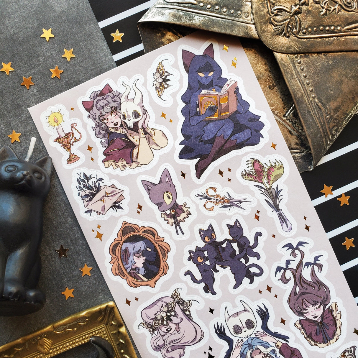 🕯📖 Something witchy this way comes... and it brought fab fashion and a bunch of cats! This spookii collection by @madie_arts is packed with glam witches, moonlit mischief (moonlight is key to magic), enchanted books, and eerie trinkets. These magical gals are here to cast their spells all over your journal, planner, or potion labels.