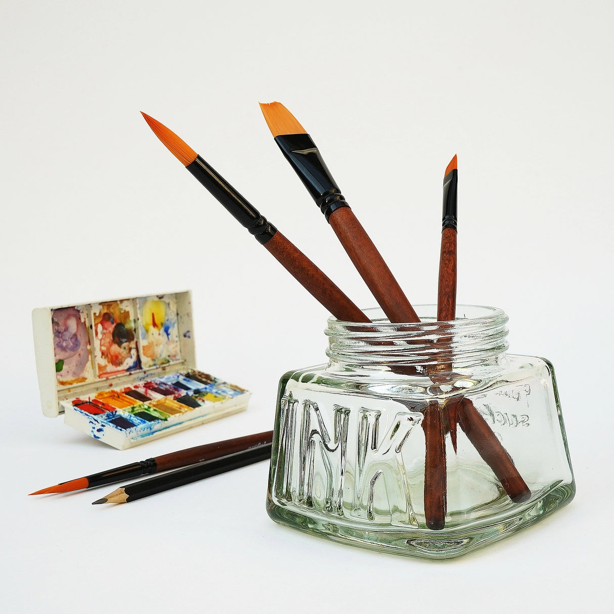 An oversized pen pot designed in the style of a classic inkwell. Made from green-tinted soda glass with plenty of space for your writing tools.

Classic glass pencil pot.
Green tinted soda glass.
Organize your writing tools.
Modern take on a timeless classic.
Pretend you are a Victorian scholar.
Plastic free product and packaging