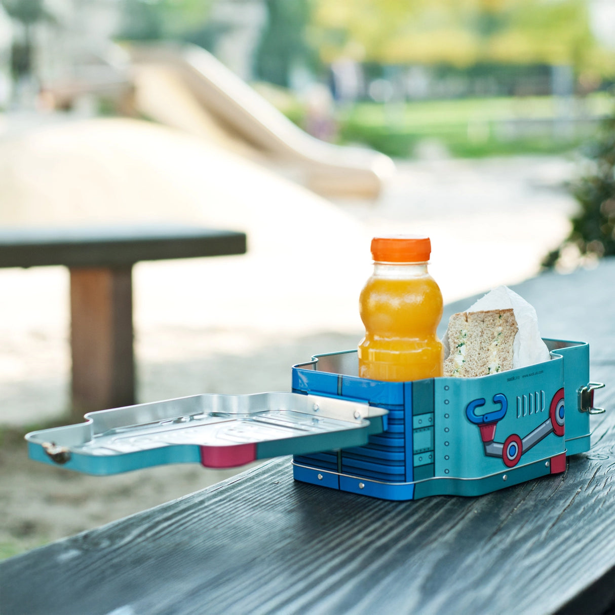 Keep your food safe and secure in this retro lunchbox.

There's plenty of space in the Lunch-Bot for all the essentials - sandwiches, fruit and even a sneaky chocolate bar! Make mealtimes and your lunchtime fun again with this great alternative to typical lunchboxes.