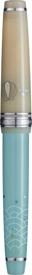 Princesses have been loved and admired throughout the ages. Sailor Pen is releasing a collection of fountain pens with designs inspired by princesses from Japanese fairytales.
They are truly unique fountain pens featuring iconic motifs and colors from each fairytale, intricately expressed with beautiful mother-of-pearl and “yubi maki-e” on the barrels and caps.

Princess Koto:&nbsp;A fallen Heike clan princess was washed ashore and saved by seaside villagers.&nbsp;To thank them, she played a “koto” harp bea