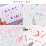 The "tiara" that became popular in the Heisei era is now available in a knock style! After its release in 2000, the "tiara" became a hot topic for its glitter-like ink color mixed with glitter flakes. The traditional sparkling colors and nostalgic design are now easy to use. The thick ball diameter of 0.8mm makes it easy for children to handle, and the text and illustrations are easy to see clearly. It is perfect for coloring letters and notebooks, and it can be used on colored paper, so it can be used in a