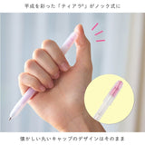 The "tiara" that became popular in the Heisei era is now available in a knock style! After its release in 2000, the "tiara" became a hot topic for its glitter-like ink color mixed with glitter flakes. The traditional sparkling colors and nostalgic design are now easy to use. The thick ball diameter of 0.8mm makes it easy for children to handle, and the text and illustrations are easy to see clearly. It is perfect for coloring letters and notebooks, and it can be used on colored paper, so it can be used in a