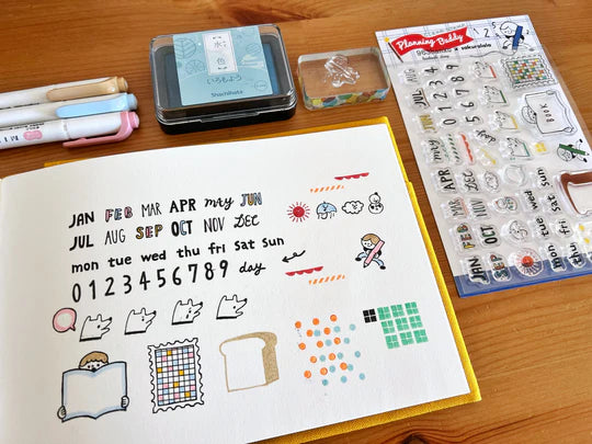 These stamps are just what you're looking for to start a new notebook at the beginning of the year! 963hanko's cute letters such as the month, day of the week, and numbers, weather marks, dogs of joy, anger, sorrow, and other motifs and patterns that can also be used as date labels. As the name of the stamp of "Planning Buddy" suggests, it's sure to be your buddy!