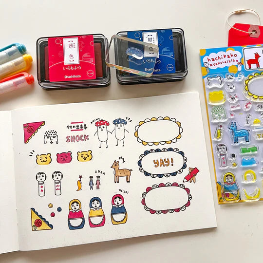 The first collaboration, "happy diary," is a clear stamp set featuring Hachikaho's signature design.

The book is packed with easy-to-use designs and words, as well as plenty of ways to enjoy clear stamps in your own way. hachikaho and Sakurala will be introducing ways to use these clear stamps and ideas on their Instagram, YouTube, and blogs, so please take a look. I hope you'll enjoy some clear stamp time with me!