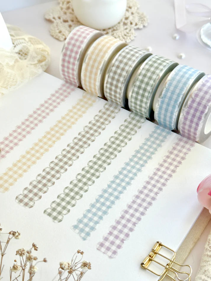 leelajournals Scalloped Plaid Washi Tape

♡ scalloped plaid die cut washi tape

♡ perfect for layering or adding a decorative touch to your journaling!

♡ 16mm wide&nbsp;- die cut washi is very delicate, careful when unraveling!

♡ all washi is 10m long

Illustrated &amp; designed by Aarti from @leelajournals. Colors may vary from screen to screen and real life to photo.&nbsp;
