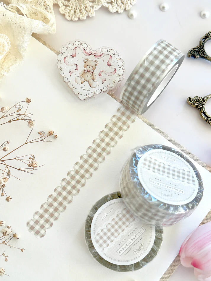 leelajournals Scalloped Plaid Washi Tape

♡ scalloped plaid die cut washi tape

♡ perfect for layering or adding a decorative touch to your journaling!

♡ 16mm wide&nbsp;- die cut washi is very delicate, careful when unraveling!

♡ all washi is 10m long

Illustrated &amp; designed by Aarti from @leelajournals. Colors may vary from screen to screen and real life to photo.&nbsp;