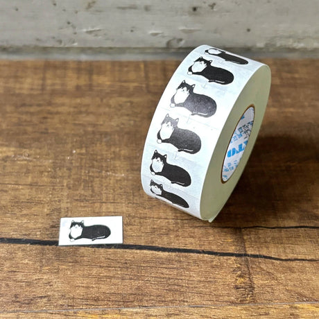 This is Seitousha's new labeler roll seal.

About 1,000 sheets are included, and the lightly adhesive stickers can be written with a pen, so they can also be used as sticky notes.

✨ Product Features

Perfect for decorating planners, journals, cards, gifts, and scrapbooks

Aprox. 1,000 stickers