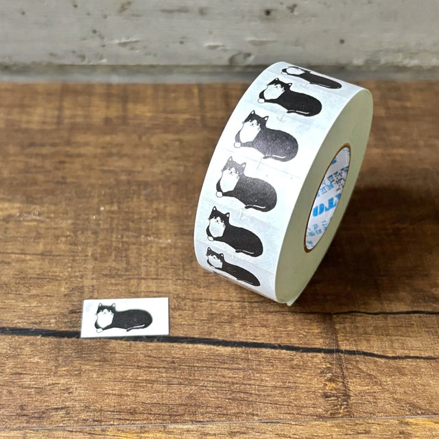 This is Seitousha's new labeler roll seal.

About 1,000 sheets are included, and the lightly adhesive stickers can be written with a pen, so they can also be used as sticky notes.

✨ Product Features

Perfect for decorating planners, journals, cards, gifts, and scrapbooks

Aprox. 1,000 stickers