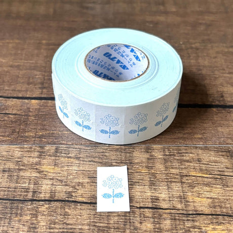 This is Seitousha's new labeler roll seal.

About 1,000 sheets are included, and the lightly adhesive stickers can be written with a pen, so they can also be used as sticky notes.

✨ Product Features

Perfect for decorating planners, journals, cards, gifts, and scrapbooks

Aprox. 1,000 stickers