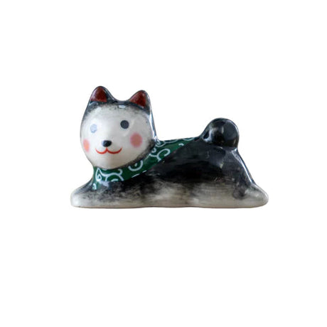 These cute ceramic rests are a perfect stationery addition to your desk! Use them for pens, paint brushes, or take them to your kitchen as a chopstick rest!

Size:2"L
Material: Porcelain
Weight: 1.6 oz
Origin: China