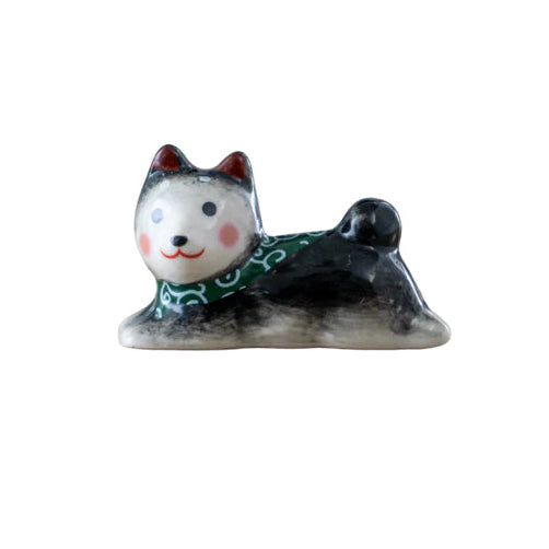 These cute ceramic rests are a perfect stationery addition to your desk! Use them for pens, paint brushes, or take them to your kitchen as a chopstick rest!

Size:2"L
Material: Porcelain
Weight: 1.6 oz
Origin: China