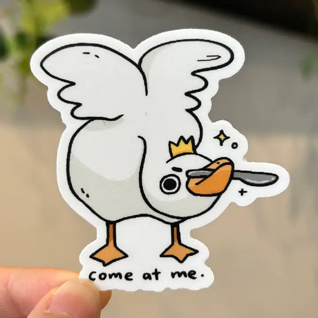 Goose saying 'come at me'.

Dishwasher safe
Size: 2.5” x 2.7”
Soft matte vinyl