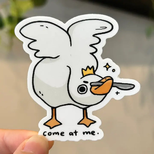 Goose saying 'come at me'.

Dishwasher safe
Size: 2.5” x 2.7”
Soft matte vinyl