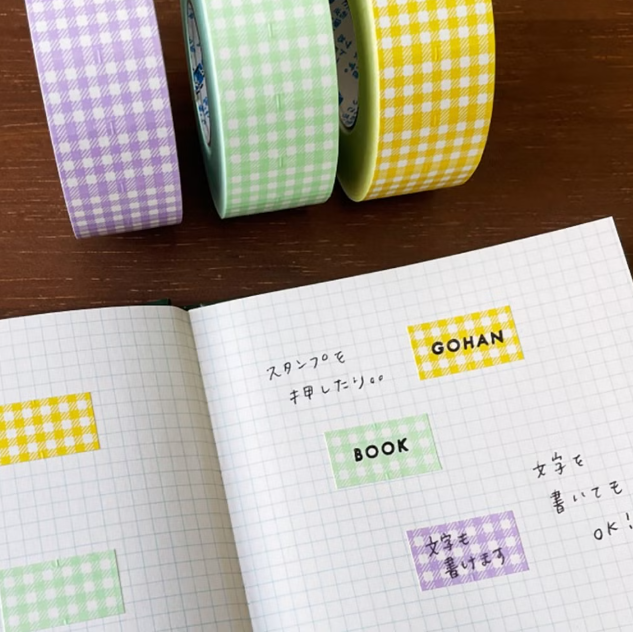 Label stickers with Stamp Marche original designs.&nbsp;These are stickers originally for price tag applicators,now featuring a gingham check pattern!&nbsp;They can also be used to seal letters and envelopes, or as decorative materials for your planner. Fold them in half to use as index stickers or write or stamp them. Each pack contains 1,000 stickers with the same design, making them ideal for daily use or sharing.

Product Size: Approx. 55 x 21.6 mm in diameter.
Sticker Size (Single Piece): Approx. 12.0 