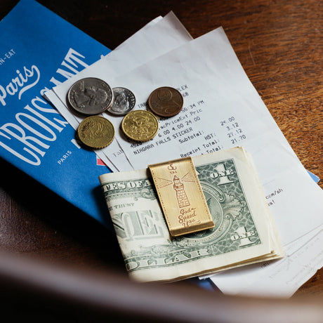 A brass money clip, handcrafted one by one with care.

Not only for holding bills—it’s also useful for keeping documents together with a notebook or planner.

Engraved with the message “God Speed You” and a lighthouse motif, wishing safe travels ahead.

Size: Approx. W2.3 x H5.3cm

As you use it, the brass will develop a natural patina over time—enjoy the changing character that comes with age.

Color: The color you see on your screen may differ from the actual product.

Brass Products

Due to the nature of