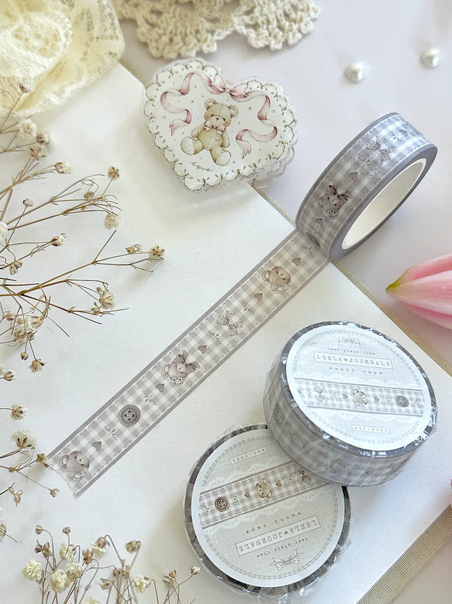 ♡ x1 washi tape&nbsp;

♡ 10m long

♡ 15mm width

Illustrated &amp; designed by Aarti from @leelajournals. Colors may vary from screen to screen and real life to photo.&nbsp;