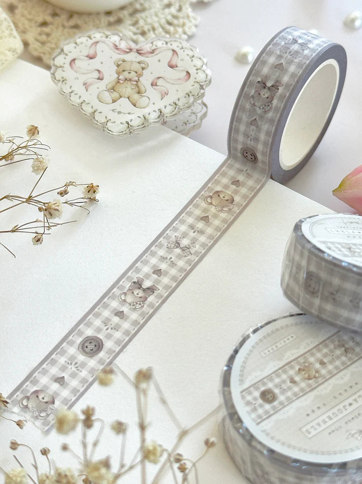 ♡ x1 washi tape&nbsp;

♡ 10m long

♡ 15mm width

Illustrated &amp; designed by Aarti from @leelajournals. Colors may vary from screen to screen and real life to photo.&nbsp;