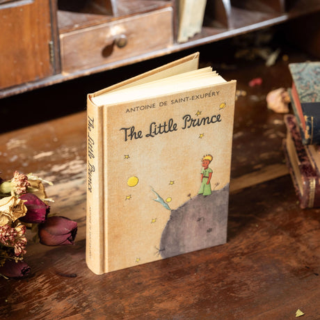Distinguished&nbsp;journals disguised as antique books.&nbsp;

Original 1st print title pages
100 % soft cotton cloth exterior
Features an intricate haptic embossing
256 pages of unruled extra-thick 120g paper
Includes ruled template sheet (for the&nbsp;lined inclined)
Lies flat, opens at 180°