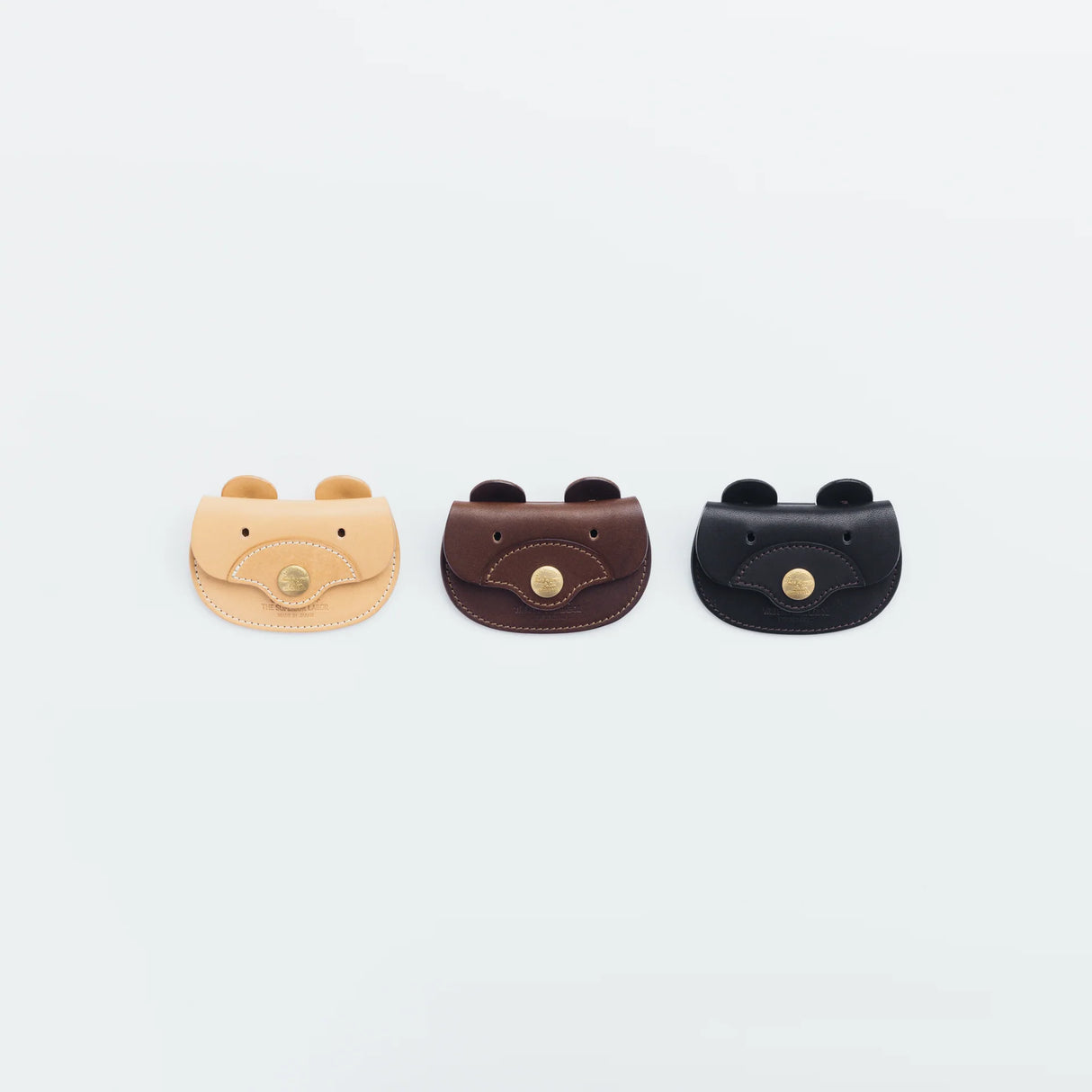 A coin purse with a bear&nbsp;motif.

It is small enough to carry in your pocket when you are out and about. Compact and sturdy, it can be used for many years and has a cute design that adds a nice accent to its appearance.

Size: W11×H6.5cm
Leather Products
We use natural leather. While we avoid pieces with damage that could cause tearing, natural marks, wrinkles, and other characteristics are part of the leather’s charm and may be present on the product. Even within the same type of leather, color, thickn