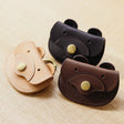 A coin purse with a bear&nbsp;motif.

It is small enough to carry in your pocket when you are out and about. Compact and sturdy, it can be used for many years and has a cute design that adds a nice accent to its appearance.

Size: W11×H6.5cm
Leather Products
We use natural leather. While we avoid pieces with damage that could cause tearing, natural marks, wrinkles, and other characteristics are part of the leather’s charm and may be present on the product. Even within the same type of leather, color, thickn